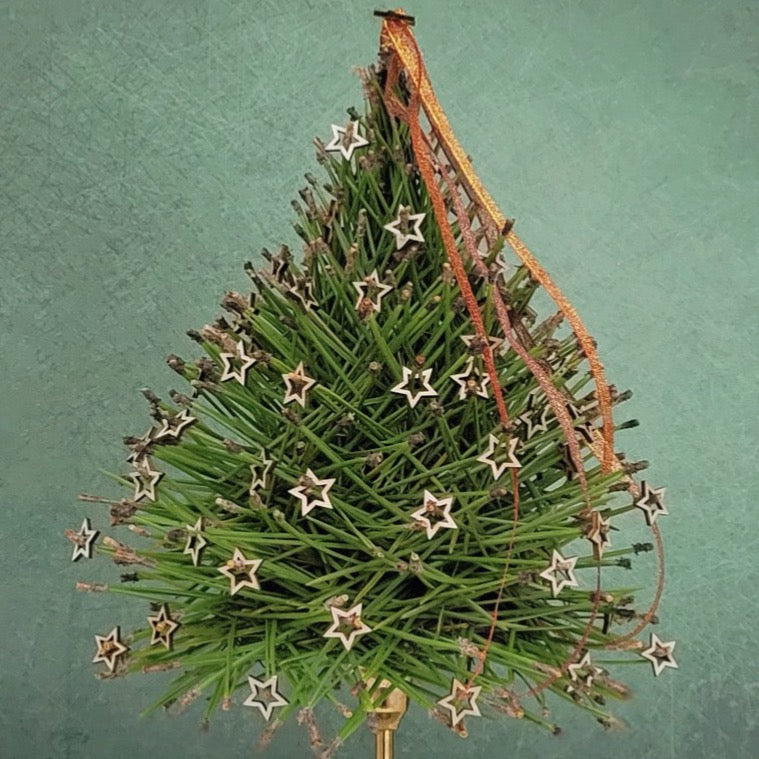 Mini Tannenbaum aus Kiefernnadeln